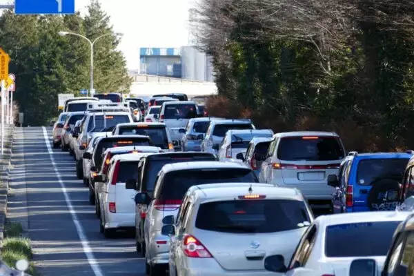 サンキューハザードは「割り込みの免罪符？」 路上の挨拶、根強い“NG派”の意見とは 法律上は“グレー”