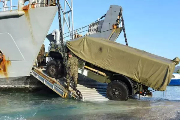 陸自の「昭和の老兵」が洋上75kmの標的艦を撃破！ 海外で見えてきた「移動する多国籍の砦」の完成形