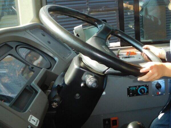 フットブレーキだけでは止まれない！ 知られざる「大型バスのブレーキ事情」 ハンドル脇の“謎レバー”とは？