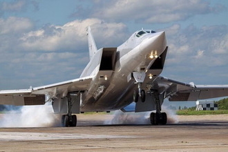 ロシア軍の爆撃機が「真っ逆さまに墜落」 地上に激突する瞬間を捉えた映像が公開 “巨大な黒煙”が立ち上る