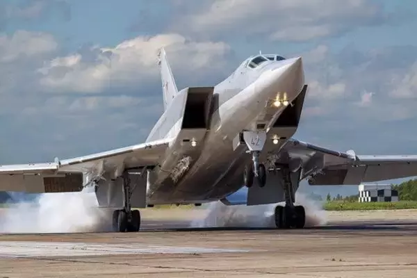 ロシア軍の爆撃機が「真っ逆さまに墜落」 地上に激突する瞬間を捉えた映像が公開 “巨大な黒煙”が立ち上る