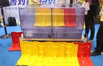 持ち運びできる板で浸水を阻止!? 豪雨から家を守る“現代の土のう”の性能の高さとは 連結して水圧で密着する？