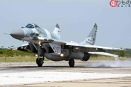 ロシア軍の戦闘機が「次々と急襲される瞬間」捉えた映像が公開 レーダーや防空システムも標的に