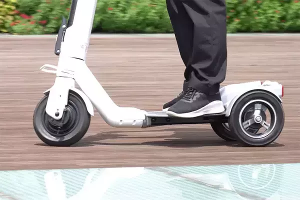 ホンダ系「電動キックボード対抗馬」の実力 自立し“バック”も可能に 市場投入は遠のくも“進化”で応える！