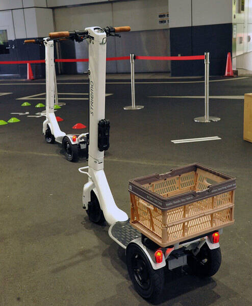 ホンダ系「電動キックボード対抗馬」の実力 自立し“バック”も可能に 市場投入は遠のくも“進化”で応える！