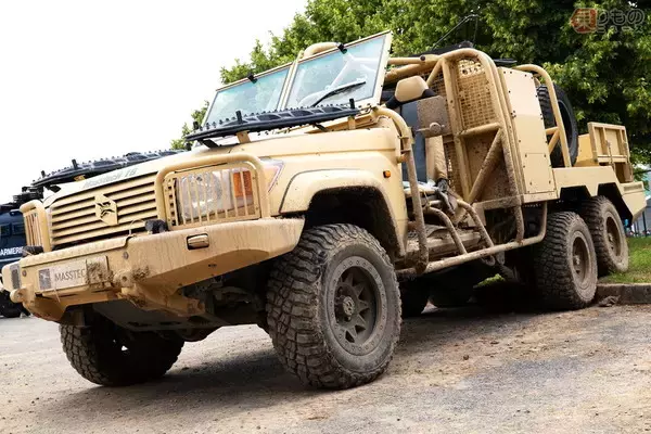 やっぱりトヨタ車がイイ！ 長～い「6WDランドクルーザー」フランス特殊部隊が愛用するワケ