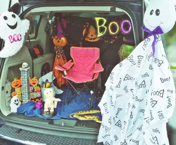 「ダッシュボードにぬいぐるみズラリ♪」 なぜクルマを「部屋化」するのか？専門家が指摘するその心理とは