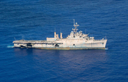 海自潜水艦 アメリカ海軍の“歴戦の揚陸艦”を標的に魚雷発射！ 実弾演習で巨大な水柱があがる瞬間を公開