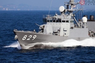 海自艦がロシア海軍の「異様な大型ミサイル艦」を追尾！ “武装モリモリ”の外観をパシャリ