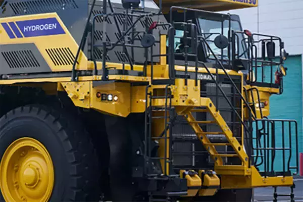 “世界初”コマツ 水素エンジンで動く「ダンプトラック」実験開始  将来の建機の姿？ 実は電気より優秀な部分も