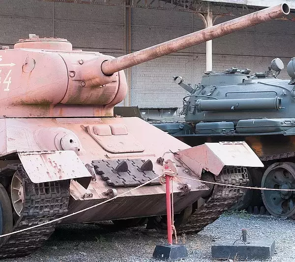 なぜ戦車の装甲は「斜め」なのか？ 防御力が2倍になる“物理の知恵” 現代戦車が「箱型」に戻ったワケ