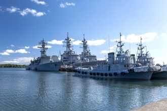 本州最北に海自の「最新ステルス護衛艦」が配備 まるで海に浮かぶピラミッド!? 初入港の様子が公開