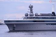 初来日！ 前澤友作氏の巨大船「ナウシカ」護衛艦を凌ぐスケール 潜水艇やヘリまで発着OK