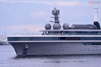 初来日！ 前澤友作氏の巨大船「ナウシカ」護衛艦を凌ぐスケール 潜水艇やヘリまで発着OK