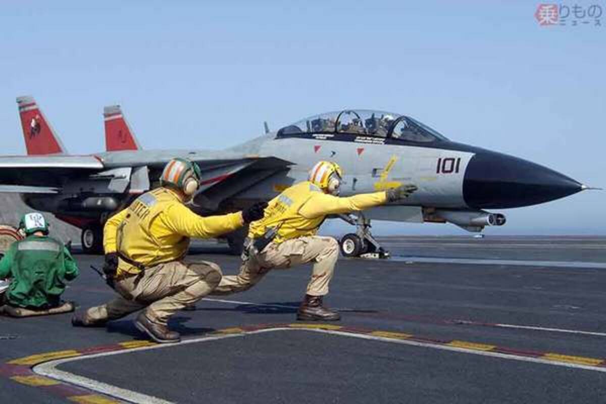 空母のクルー＝「レインボーギャング」って？ 米海軍カラフル作業服の 