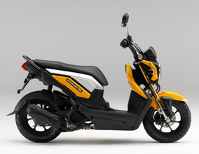 「スッカスカなバイクが流行ってるってねぇ…ヨシ公式で出したれ！」 まるで地を這う走りのホンダ「ズーマー」