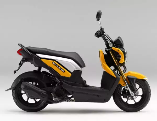 「スッカスカなバイクが流行ってるってねぇ…ヨシ公式で出したれ！」 まるで地を這う走りのホンダ「ズーマー」