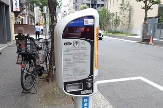 「ちッ 新札も使えないだと…？」格安だけど“ご都合主義”すぎる路上の駐車設備、実は“一足飛び”の進化を遂げていた!?