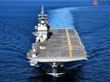「空母化進む護衛艦の「巨大なエレベーター」で航空機が移動！ 格納庫から飛行甲板へ搬出する様子を海自が公開」の画像1