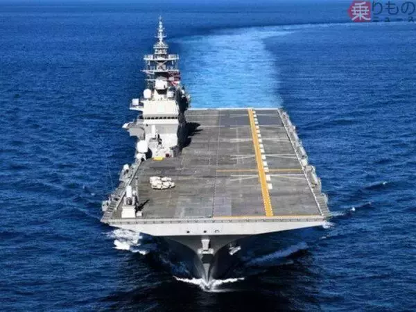 空母化進む護衛艦の「巨大なエレベーター」で航空機が移動！ 格納庫から飛行甲板へ搬出する様子を海自が公開