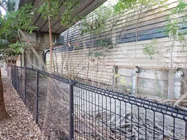 「おい信じられるか？ ここ全部“海”だったんだぜ…？」 高速道路の“ナゾの橋”の下で“遺構”を発見！ 周りは千葉の住宅街!?