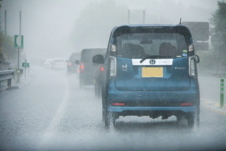 「大雨のおかげでクルマがピカピカになりました！ 超ラッキー」←本当にキレイになってる？ 雨は“洗車の代わり”になるか？