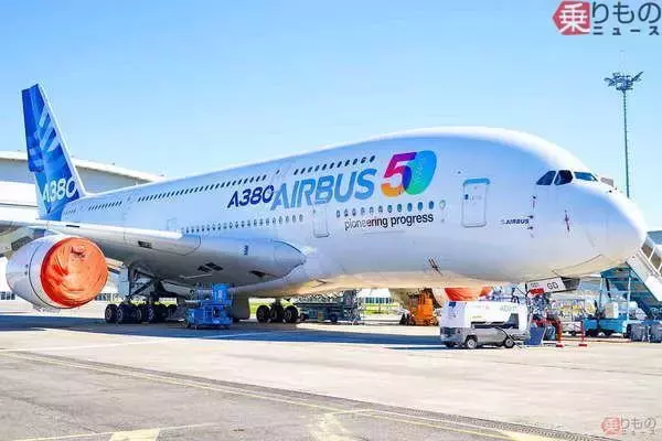 “街に巨大機が迫る瞬間”を捉えた！ 「世界最大の旅客機」が”驚異の超低空飛行”理由は？ 「航空の新時代」の序章か