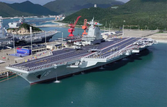 空母の甲板じつは「1枚板」じゃなかった!? 巨大艦が波で折れないための“継ぎ目”の秘密とは