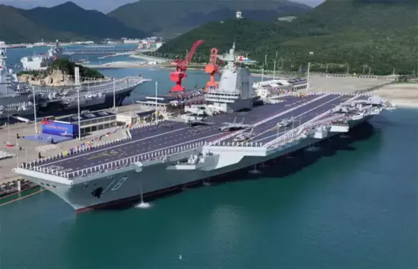 空母の甲板じつは「1枚板」じゃなかった!? 巨大艦が波で折れないための“継ぎ目”の秘密とは