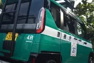 警視庁が「デリカミニ」披露！ 軽自動車いったい何に使う？ “でっかい兄弟車”との並びが注目集める