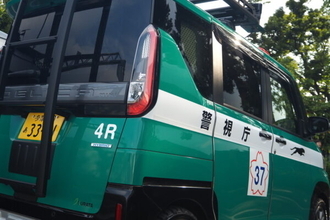 警視庁が「デリカミニ」披露！ 軽自動車いったい何に使う？ “でっかい兄弟車”との並びが注目集める