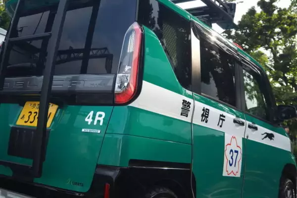 警視庁が「デリカミニ」披露！ 軽自動車いったい何に使う？ “でっかい兄弟車”との並びが注目集める