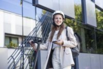 「危険でしょ！」電動キックボードにヘルメット無しで乗れる理由 批判殺到の新ルールに盛り込まれた「理屈」