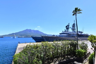 入港前からテンション爆上がり!? 自衛艦乗員の“寄港地ルーティン” 定番の場所から動かない隊員も…？