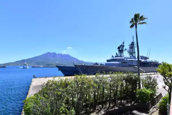 入港前からテンション爆上がり!? 自衛艦乗員の“寄港地ルーティン” 定番の場所から動かない隊員も…？