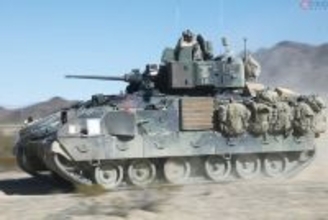 ロシア軍の装甲車を機関砲で「滅多打ち」に M2ブラッドレー歩兵戦闘車の威力は絶大？ ウクライナが映像公開