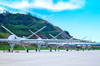 台湾の対岸に「旧式戦闘機」が集結なぜ!? 現代戦に使えない機体が “恐るべき自爆兵器” になる日