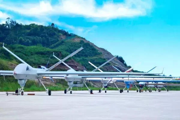 台湾の対岸に「旧式戦闘機」が集結なぜ!? 現代戦に使えない機体が “恐るべき自爆兵器” になる日