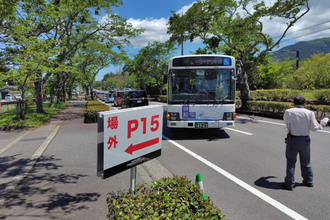 アウトレット渋滞、正面突破は“詰む” 実は早い「場外駐車場＋シャトルバス」活用術 「えっ、そんな道いくの!?」