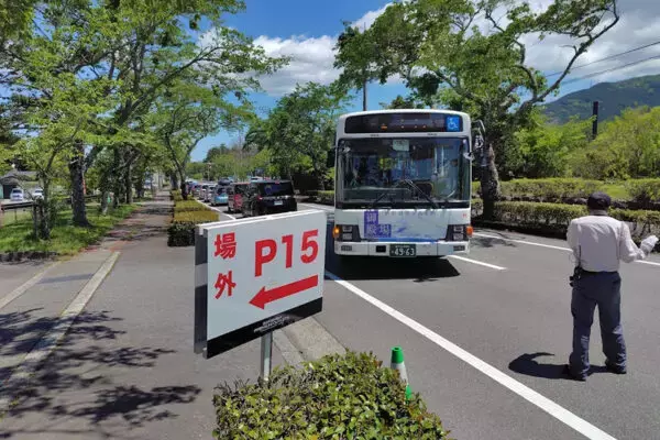 アウトレット渋滞、正面突破は“詰む” 実は早い「場外駐車場＋シャトルバス」活用術 「えっ、そんな道いくの!?」