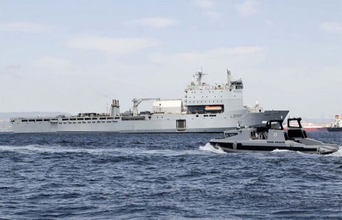 「人が危険海域に入らない」掃海作戦が現実に！ 英海軍の無人艇が母艦ドッキングに成功 ホルムズ海峡開放に向けたテスト