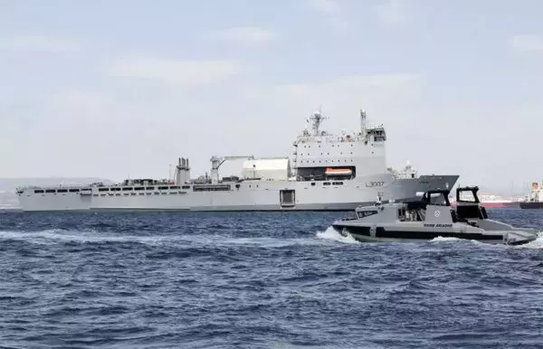 「人が危険海域に入らない」掃海作戦が現実に！ 英海軍の無人艇が母艦ドッキングに成功 ホルムズ海峡開放に向けたテスト