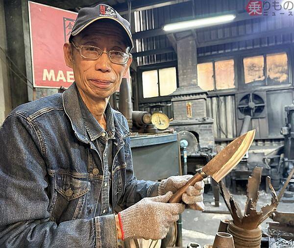 マジで「砲弾」がものの数十分で「包丁」になった…！ 世界で愛好される「戦いの島の名産品」づくりを実見！ 「砲弾は空からの贈り物」と匠