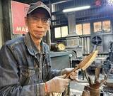 「マジで「砲弾」がものの数十分で「包丁」になった…！ 世界で愛好される「戦いの島の名産品」づくりを実見！ 「砲弾は空からの贈り物」と匠」の画像2