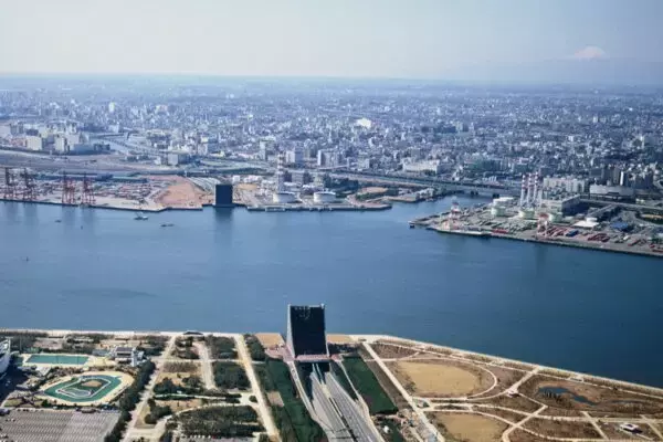 えっ、首都高の横に「でっかいプール」があったの!? 公式SNSが写真公開 懐かしの湾岸線“シーサイドプール”とは