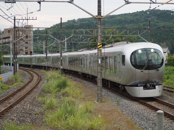 2年後に新型登場「関東私鉄唯一の列車」現車両も“延命”か？ 商機をつかんだ西武の“走るレストラン”