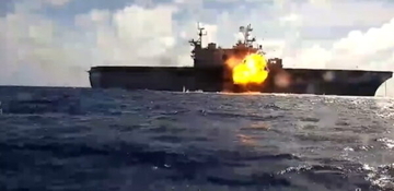 アメリカ海軍の水上自爆ドローンが巨大な揚陸艦を攻撃！ 突入の瞬間を映像で公開