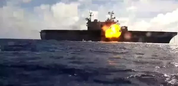 アメリカ海軍の水上自爆ドローンが巨大な揚陸艦を攻撃！ 突入の瞬間を映像で公開