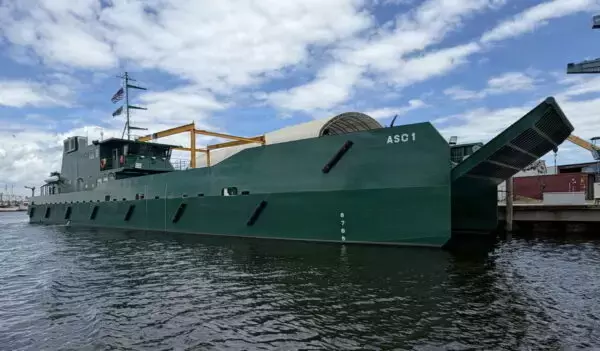 アメリカ海兵隊が新たな「小型揚陸艇」を公開！ 対中国をにらんだ“島嶼部隊のアシ” 「あれ、本命の揚陸艦は…？」