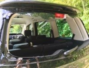 リアガラスが割れちゃった！ でも“雑な応急処置”で走っていいの？ 「なんか怖い」「違反じゃないのか」 弁護士の見解とは